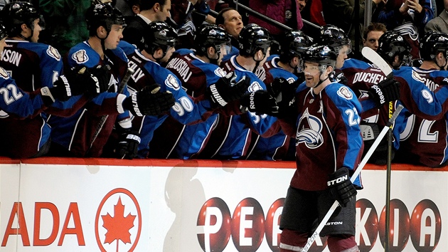 GRATULUJEME. Milan Hejduk pijm od spoluhr na coloradsk stdace gratulace ke vstelenmu glu v zpase s Chicagem.