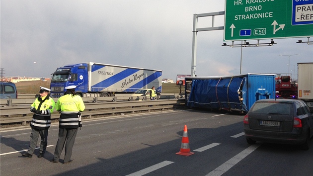 Na Praskm okruhu spadl z jednoho z projdjcch kamion kontejner s nkladem.