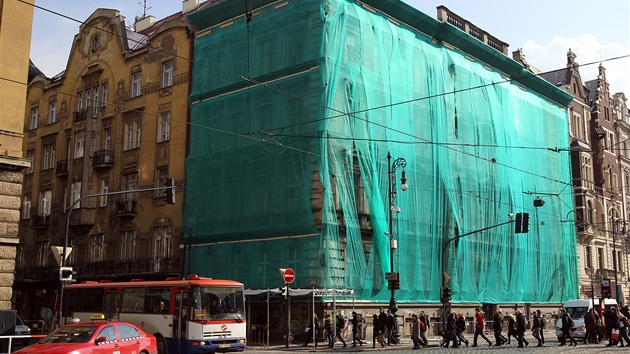 Novorenesanní dm Na Kocand v Kiovnické ulici je nov pikrytý zelenou sítí.