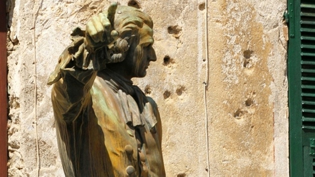 Socha národního hrdiny Pascala Paoliho na stejnojmenném náměstí v Corte
