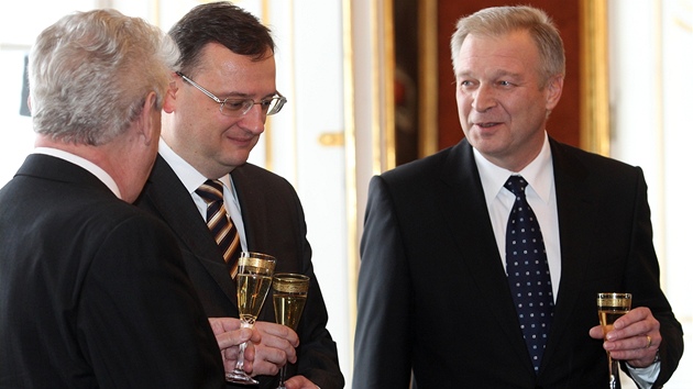 Prezident Milo Zeman (zdy) jmenoval na nvrh premira Petra Nease ministrem obrany Vlastimila Picka (vpravo).