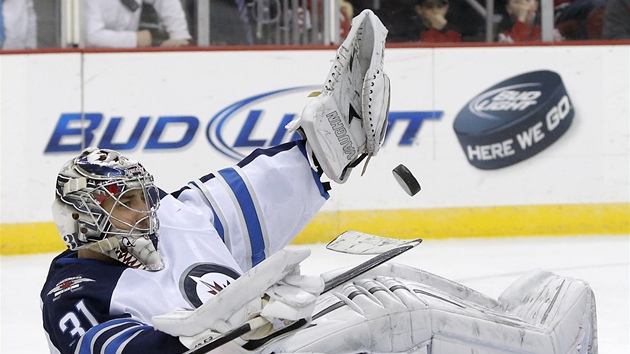 Ondej Pavelec v brance Winnipegu a jeho zkrok.