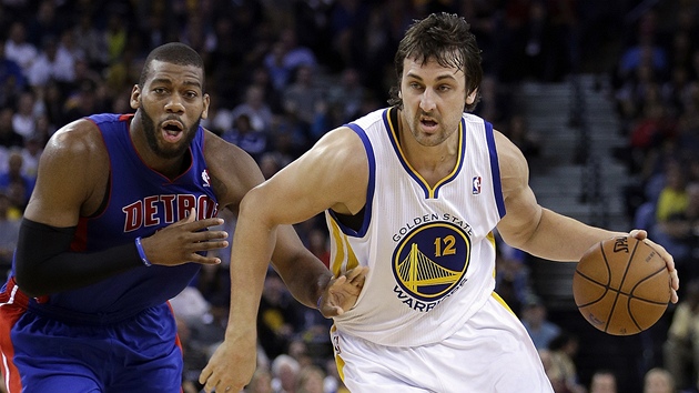 Andrew Bogut (vpravo) z Golden State unik Gregu Monroeovi z Detroitu.