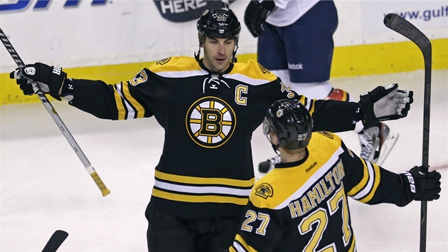 Bostont hokejist Zdeno Chra (vlevo) a Dougie Hamilton se raduj z glu.