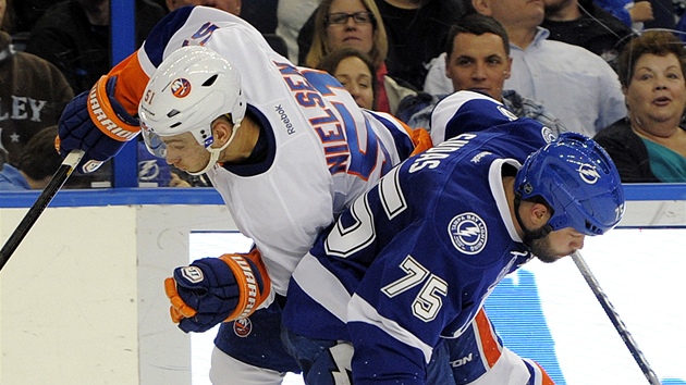 Radko Gudas (v modrm) z Tampy Bay atakuje Franse Nielsena z NY Islanders.