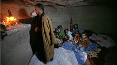 Syrští uprchlíci, kteří bydlí v jeskyni v provincii Idlíb 