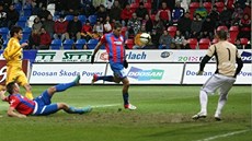 Plze�ský fotbalista Jan Kova�ík za chvíli dá t�etí gól Dukle Praha.