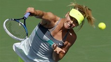 Ruská tenistka Maria arapovová podává ve finále turnaje v Indian Wells.
