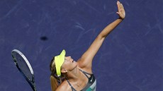 Ruská tenistka Maria arapovová se soustedí na podání ve finále turnaje v