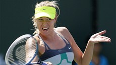 Ruská tenistka Maria arapovová trefuje forhend ve finále turnaje Indian Wells.