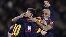 Fotbalisté Barcelony se radují z gólu, obránce Dani Alves svítí díky novému