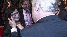 Milo Zeman se zdraví s Marií Beneovou na sjezdu SSD v ostravském Gongu. 