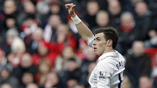 DÍKY ZA PIHRÁVKU. Gareth Bale, hvzda Tottenhamu, oceuje pas svého spoluhráe.