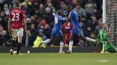 VYROVNÁNO. Brazilský záložník Ramires (vpředu) oslavuje druhý gól Chelsea,