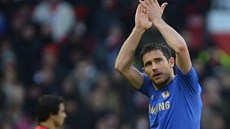 DÍKY! Frank Lampard, zkušený záložník Chelsea, tleská fanouškům při svém...