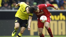 HLAVA NEHLAVA. Robert Lewandowski z Dortmundu a eský obránce Freiburgu Pavel