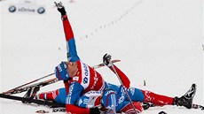 VY�ERPANÝ, ALE ��ASTNÝ. Rus Alexander Legkov se vle�e raduje z vít�zství v