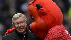 MÁM VÁS RÁD, SIRE! Maskot objímá trenéra Manchesteru United Alexe Fergusona
