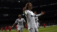 HRDINA OKAMIKU. Luka Modri z Realu Madrid si uívá ovace fanouk poté, co