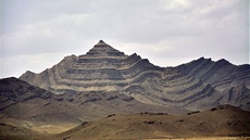 Cesta z Taftanu do Kvéty. Jedna z hor na cest siln pipomíná pyramidu.