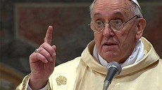 Pape Frantiek pi mi v Sixtinské kapli, která oficiáln ukonila volbu...