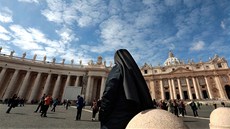 Jeptiška stojí na náměstí svatého Petra ve Vatikánu. (10. března 2013)
