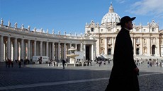 Knz prochází námstí svatého Petra ve Vatikánu. (10. bezna 2013)