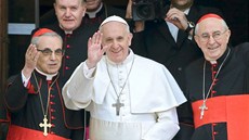 Nov� zvolený pape� Franti�ek opou�tí �ímskou baziliku Santa Maria Maggiore, ve...