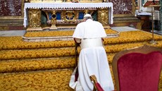 Pape Frantiek kleí pi ranní modlitb ped ikonou Panny Marie uvnit...