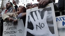 Dav demonstrant ped parlamentem na Kypru protestuje proti poadavku zdanit