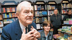 Radovan Lukavský s vnukou Klárou na ktu spolené knihy v roce 2004.