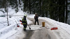 Hasii museli zastavit naftu, která vytekla z nádrí peváených zásobovacím