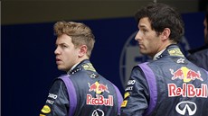 VÍT�ZOVÉ. Jezdci Red Bullu Sebastian Vettel a Mark Webber t�sn� po kvalifikaci