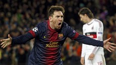 Lionel Messi slaví druhý gól do sít ACMilán v osmifinálové odvet Ligy mistr.
