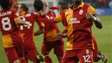 Didier Drogba z Galatasaray slaví gól na Schalke v odvet osmifinále Ligy