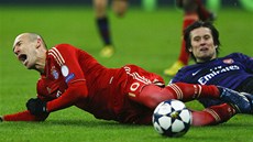Český záložník Tomáš Rosický z Arsenalu fauluje Arjena Robbena z Bayernu v