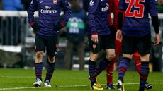 Zklamaný Tomáš Rosický z Arsenalu a spoluihráči po odvetě osmifinále Ligy