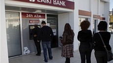 U bankomat� po celém Kypru se objevily hlou�ky lidí vybírajících peníze. Sna�í