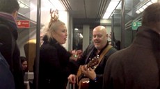 Kim Wilde zpívala i ve vlaku.