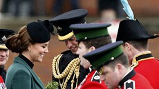 Vévodkyně z Cambridge o svém těhotenství promluvila s vojáky z irské gardy.