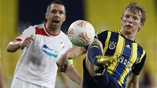 Útoník Dirk Kuijt z Fenerbahce Istanbul zpracovává mí. Za ním plzeský