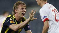 Útoník Dirk Kuijt z Fenerbahce gestikuluje smrem k rozhodímu.