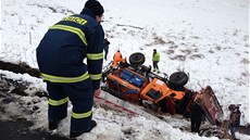 Sypa� havaroval v pravoto�ivé zatá�ce. Vyjel ze silnice a z�ítil se z