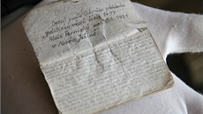 Z roku 1958 pochází runí pepis Bible na cigaretový papír, o který se postaral...