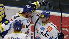 Vítkovičtí hokejisté Peter Húževka (vlevo) a Jiří Burger se radují z gólu ve
