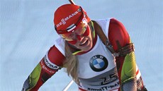 eská biatlonistka Gabriela Soukalová projídí vítzn cílem sprintu v  v