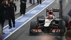 Finský pilot Kimi Räikkönen pijídí se svým lotusem do box poté, co