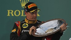 Finský pilot Kimi Räikkönen si prohlíží trofej pro vítěze Velké ceny Austrálie