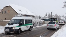 Havarovaný autobus v obci Jirny na Praze-východ