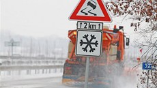 Sypa� upravuje silnici u elektrárny v Opatovicích nad Labem. 
